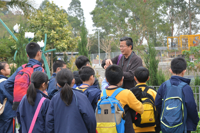 本中心郭志泰校長及長春社同事為參賽師生簡介塱原背景。([640]DSC_5582_ps.jpg)